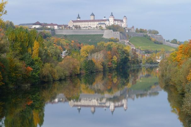 Gespiegelte Festung im Main; Foto: BUND Würzburg