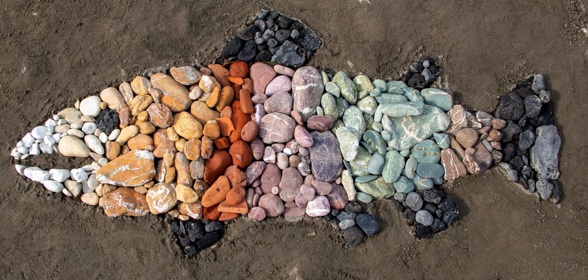 Fisch aus bunten Steinen; Foto: Sonja Kreil