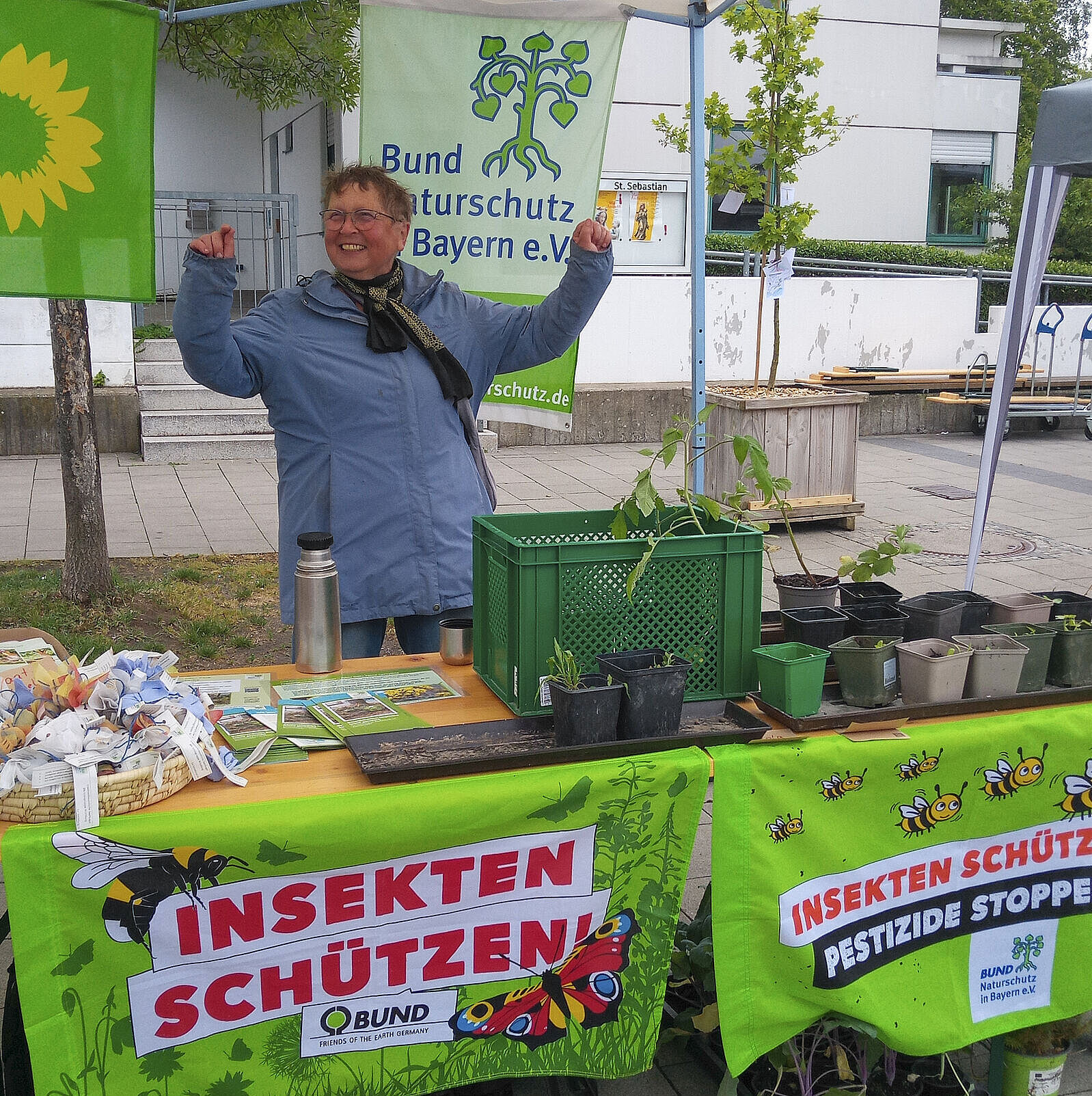 Am Stand bei der Pflanzentauschbörse des Bündnis "Bunter Heuchelhof" verteilten wir Saatkugeln und sammelten Spenden für das Jungendzentrum Heuchelhof (19.05.2024)