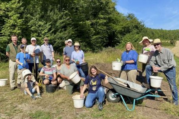 19. Juli 2025: Ehrenamtliche Aktive des Bund Naturschutz versorgen die frisch gepflanzten Baumsetzlinge mit Humus (Bild: Andreas Jungbauer) 