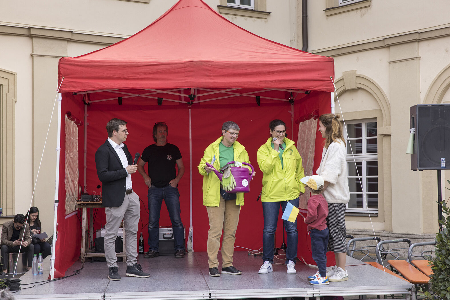 Überreichung des "Startersets" (Gießkanne mit Gartenwerkzeug) vom AK Stadtnatur für die 2. Baumscheibenpatenschaft beim Europatag & Zukunftsfest in Würzburg am 13.05.2023 (Foto: Johannes Müller)