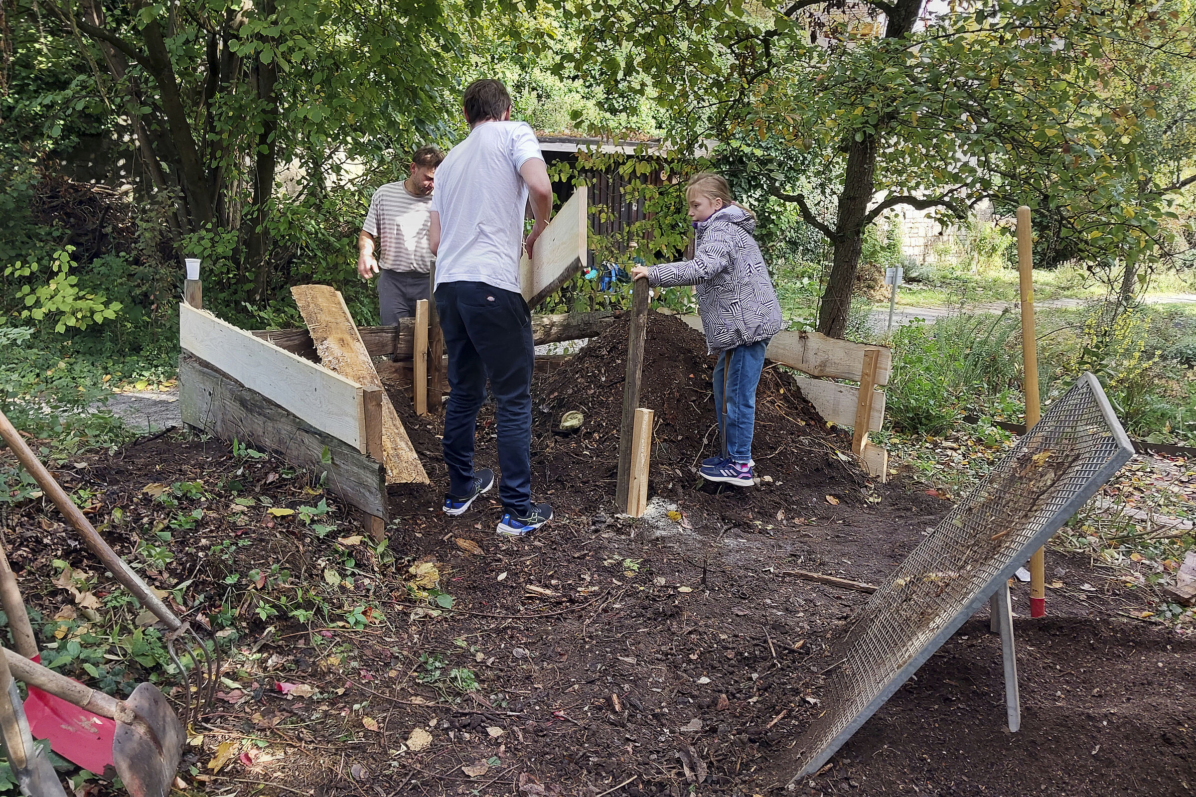 "Bearbeitung" des Komposthaufens im Garten am Ökohaus, 21.10.2023