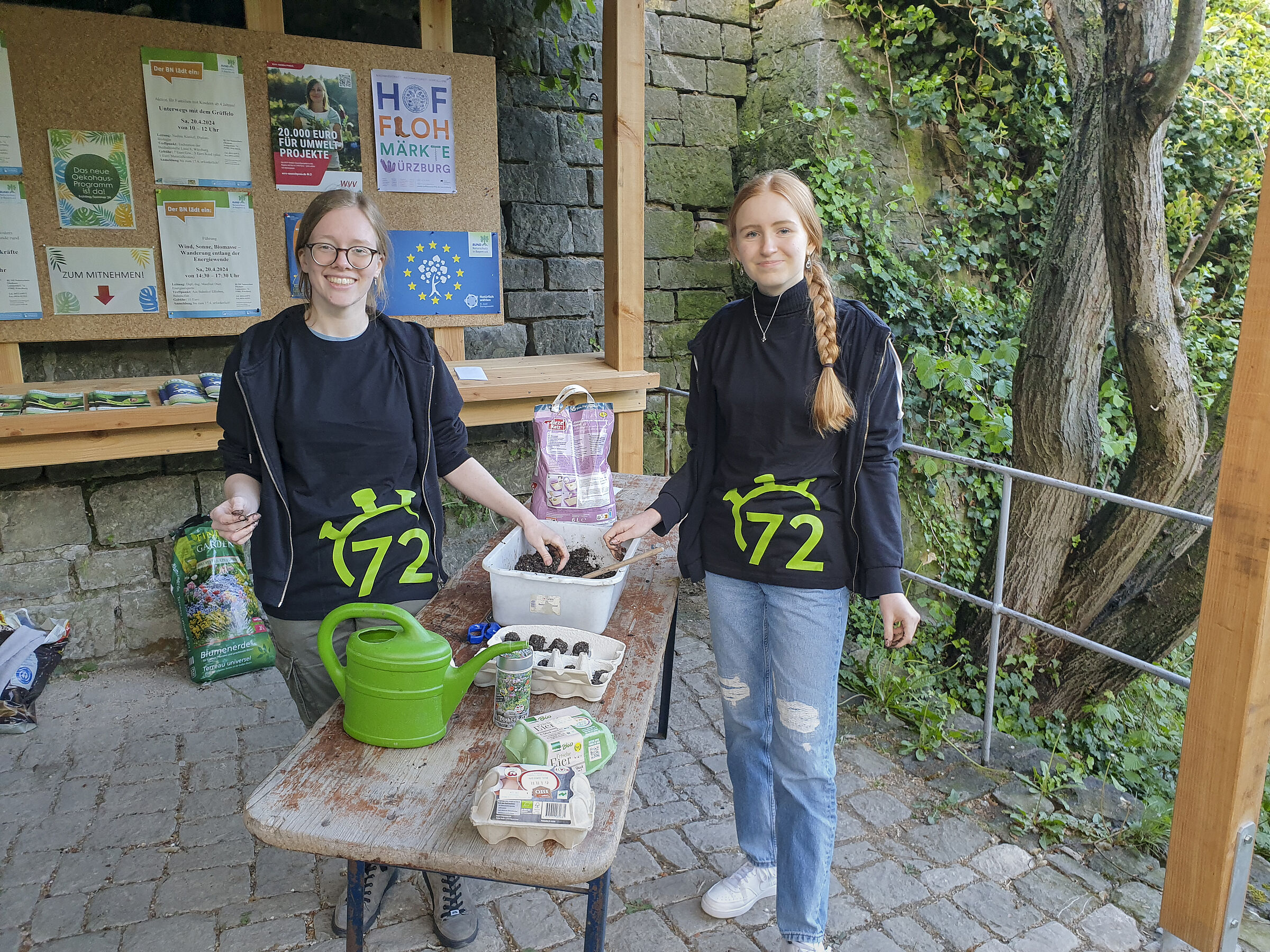 Im Rahmen der 72-Stunden-Aktion hatten wir fleißige Helfer bei der Herstellung von Saatkugeln
