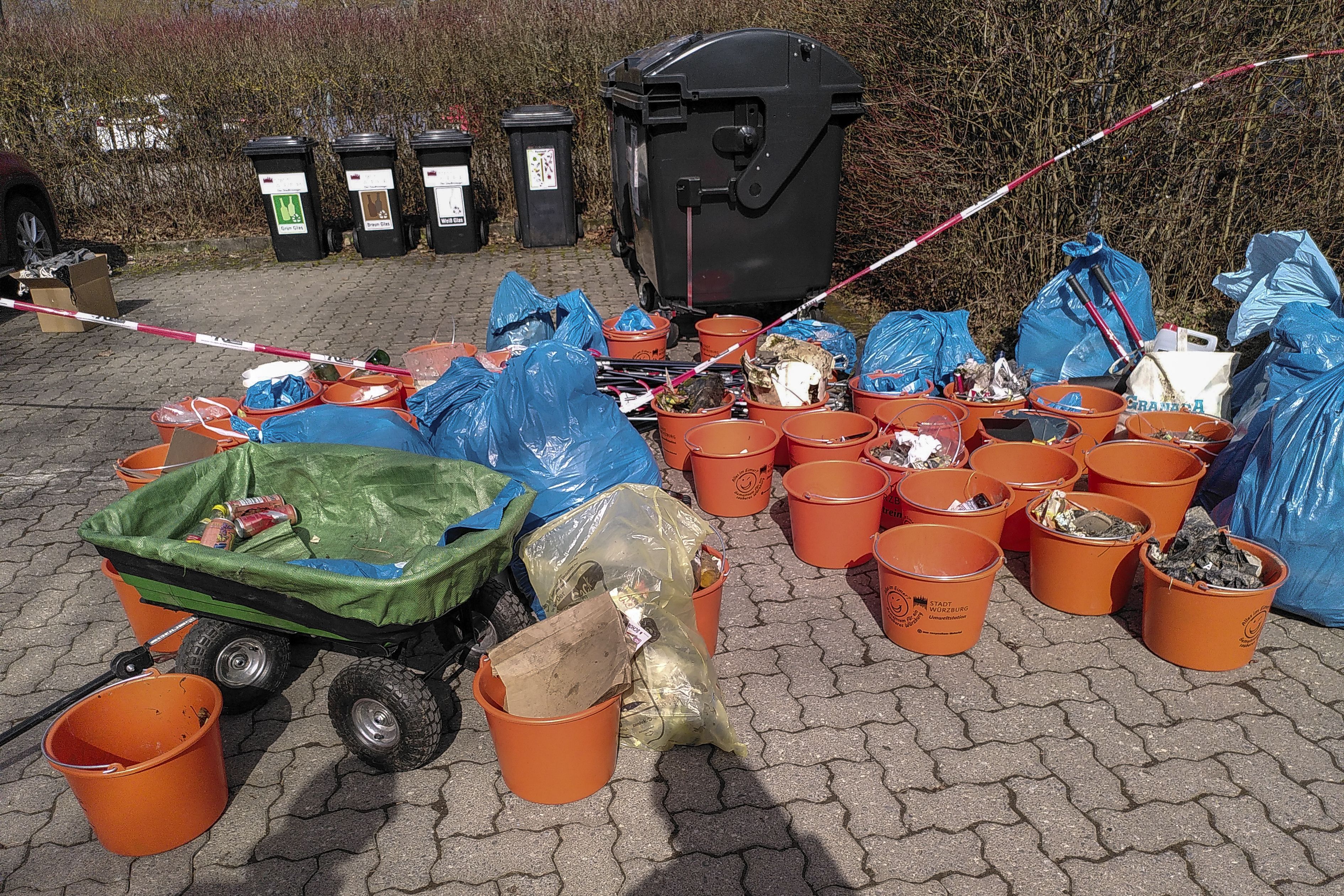Müllsammelaktion 12. März 2026: Unterstüzung der Uniklinik Würzburg beim Clean Up Day mit dem Motto "Azubis gestalten Zukunft"