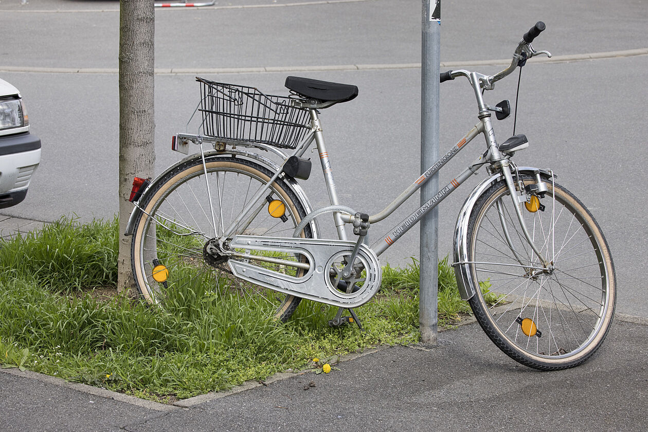 Baumscheibe als Abstellfläche