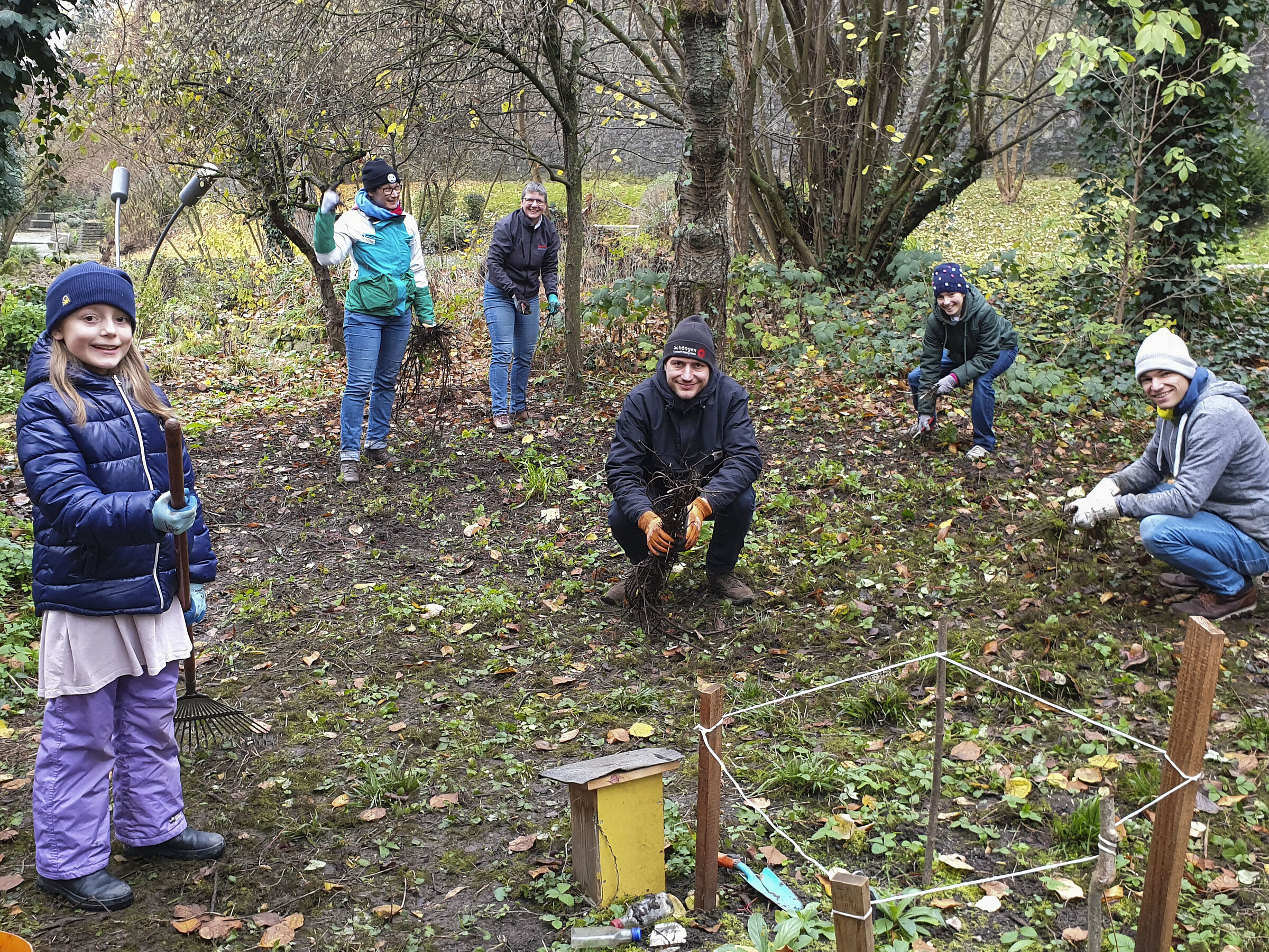 AK Mitglieder bei der Gartenpflege am Ökohaus, 03.12.2022